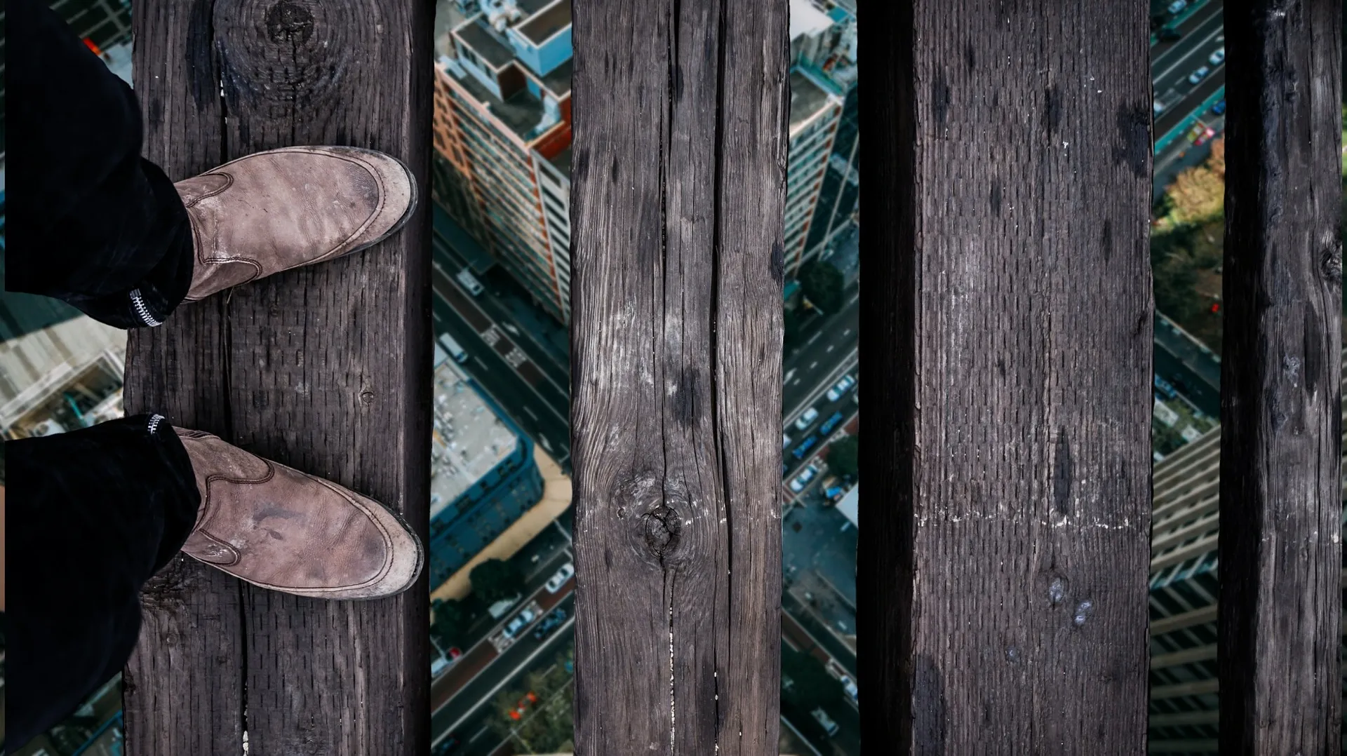 Füße auf den Planken einer Holzbrücke.
