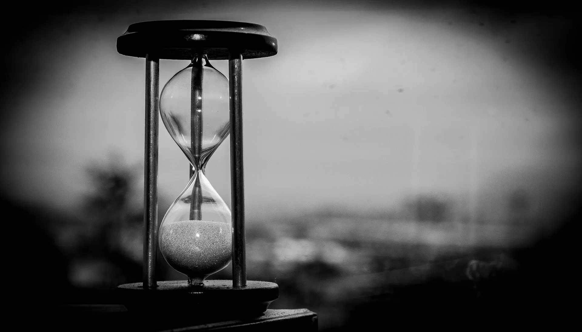 Un reloj de arena en una fotografía en blanco y negro.